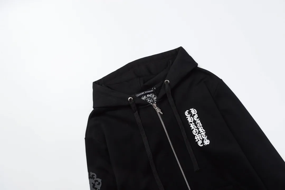 Q23—P230 -Chrome Hearts/Chrome Hearts printed zipper sweatshirt cardigan jacket -420 grams of high-density, high-quality wool, soft, delicate and skin-friendly, soft and silky to the touch, warm and skin-friendly -The hardware zipper accessories are all customized and full of details -Colour: black -Size: S M L XL